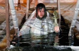 Как правильно купаться на Крещение: советы, приметы, противопоказания Как правильно купаться на крещение мужчине